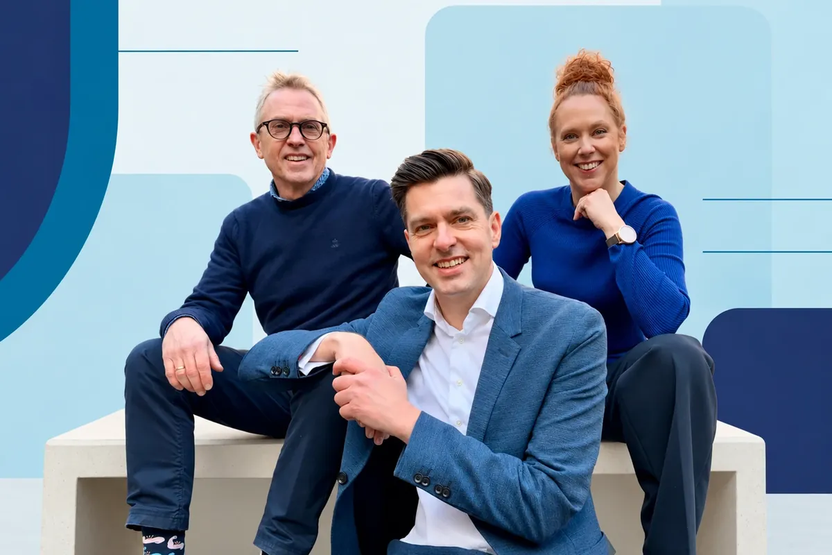 Johannes Homan, Remco Groet en Rozemarijn Smink op een bank