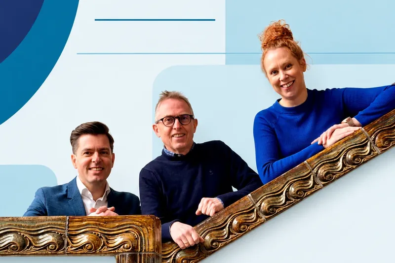 Remco Groet, Johannes Homan en Rozemarijn Smink aan een trapleuning