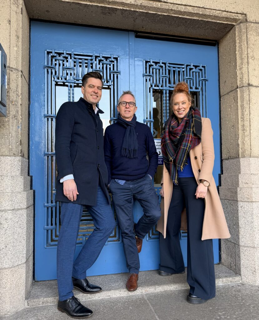 Oud-VNG’ers starten Praktijk voor Privacy: 'We wilden meer doen dan mogelijk was'
Drie bekende namen uit de gemeentewereld verlaten de Vereniging van Nederlandse Gemeenten (VNG) om samen een nieuwe onderneming te starten: Praktijk voor Privacy. Johannes Homan, Remco Groet & Rozemarijn Smink gaan hun expertise op gebied van privacy inzetten om gemeenten zo concreet en praktisch mogelijk te ondersteunen.